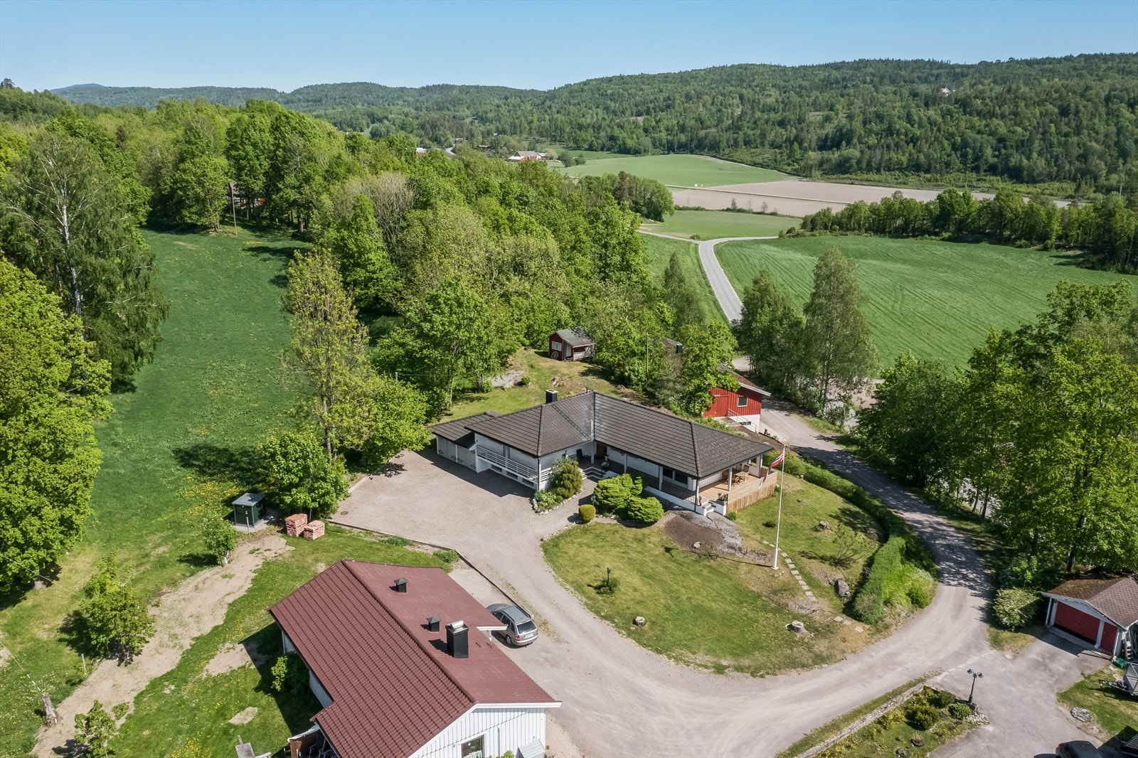 Eiendommen har en fin beliggenhet i et rolig og landlig område Galleribilde