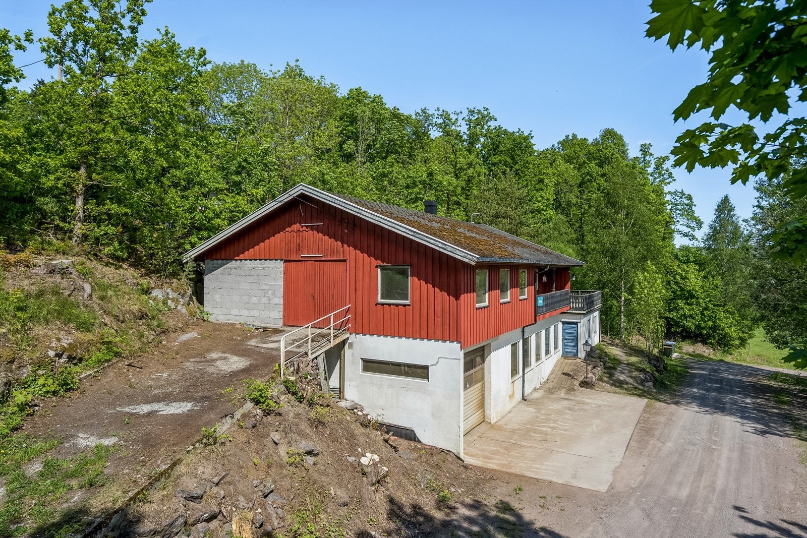 1. etasjen består av en del som utgjør hybelen og en del som består av en stor bod Galleribilde