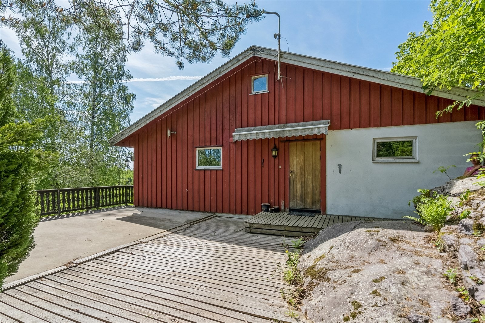 I hybelen finner man en liten entrè, bad, stue, kjøkken og soverom Galleribilde