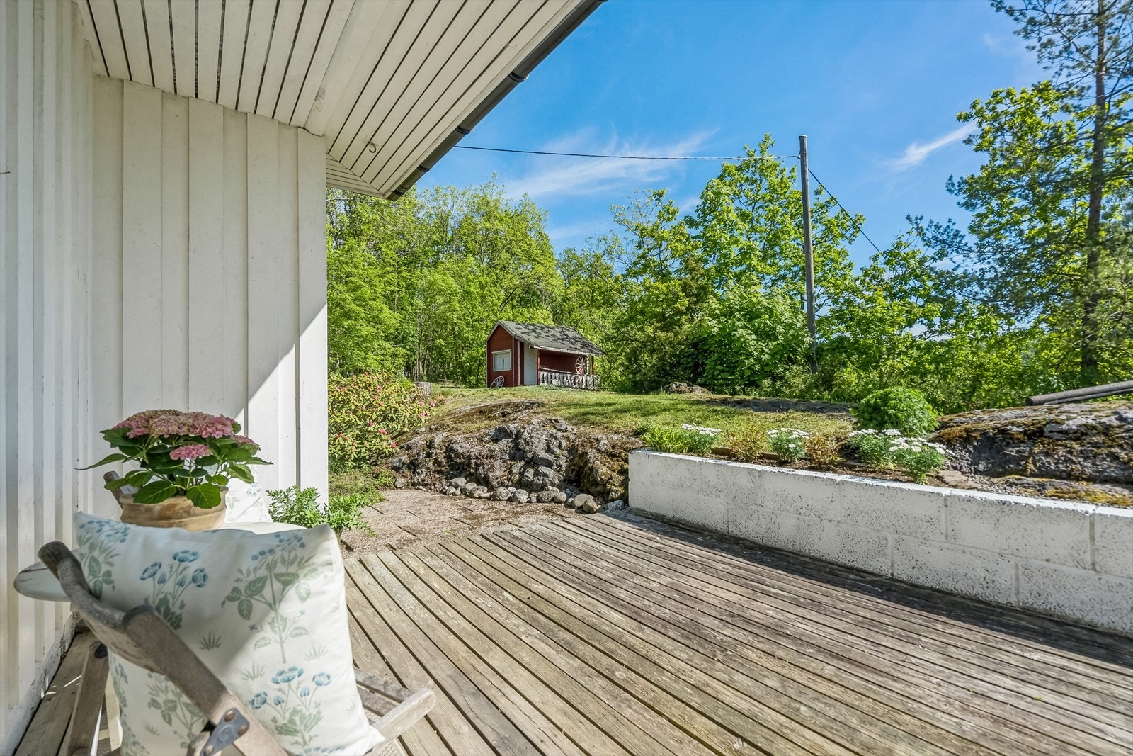 Fra terrassen kommer man videre til et romslig og pent opparbeidet uteområde og tomt Galleribilde