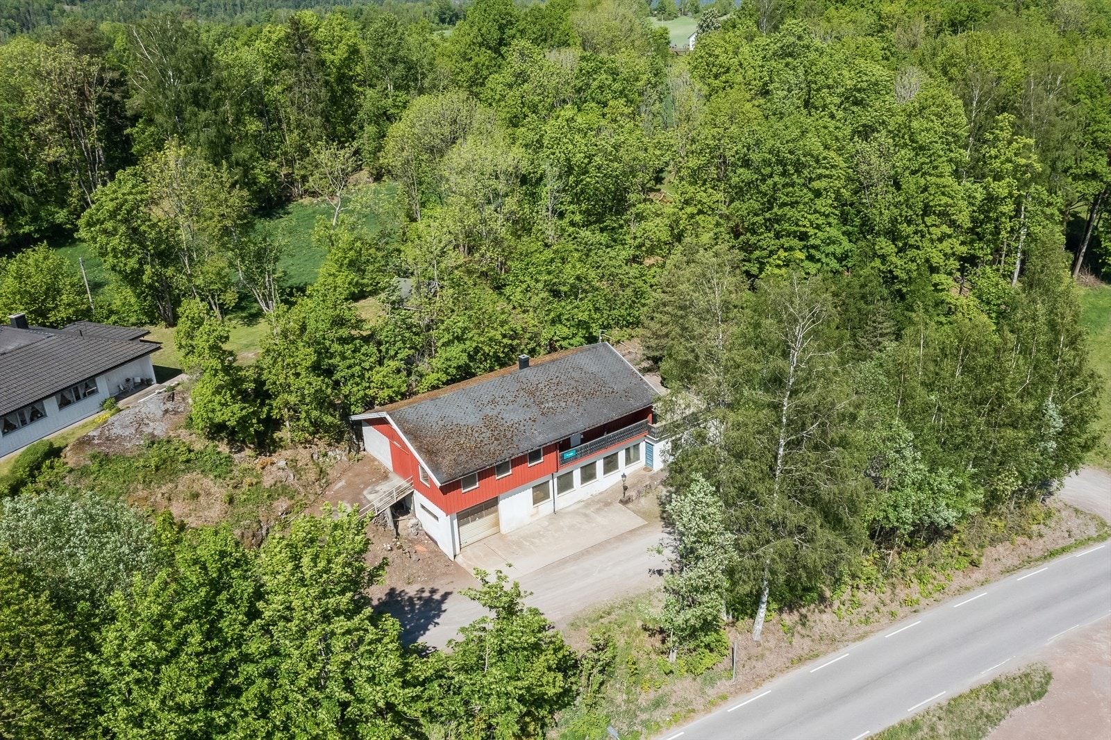 I byggets underetasje finner man blant annet et stort verksted, garasje og boder Galleribilde