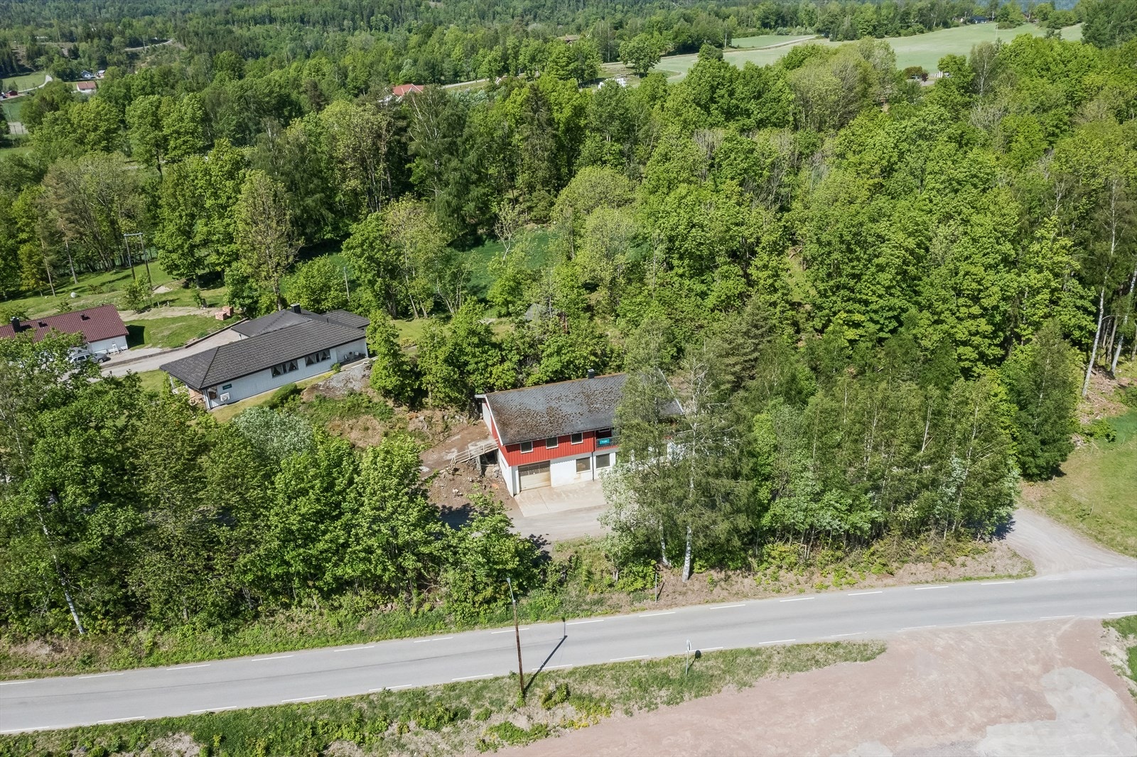 Romslig garasje/verksted med hybel. Galleribilde