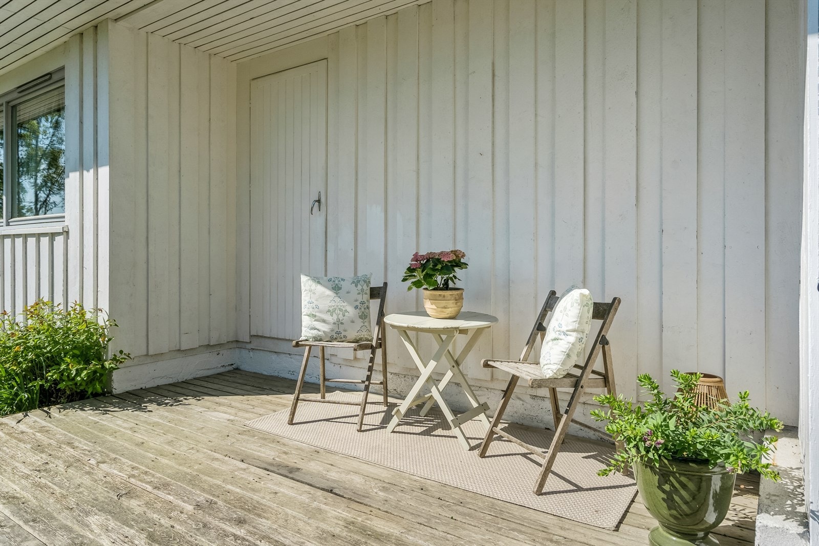 Fra vaskerommet har man utgang til en liten hyggelig terrasse Galleribilde