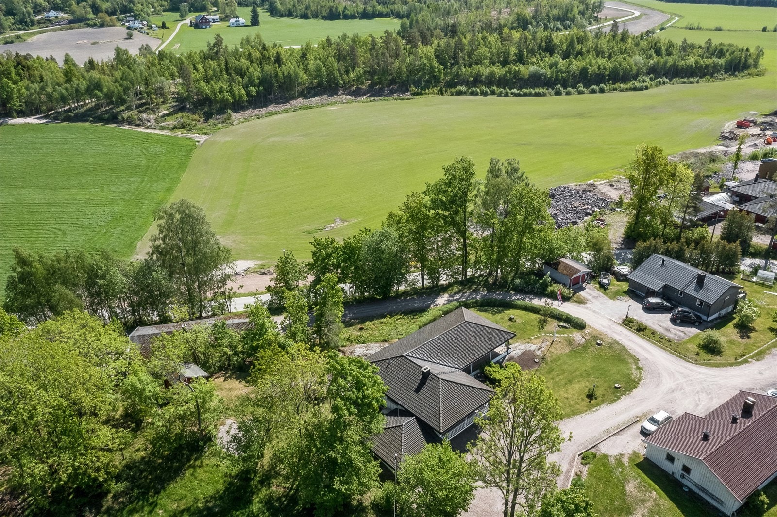 Stor enebolig med stor garasje/verksted med hybel Galleribilde