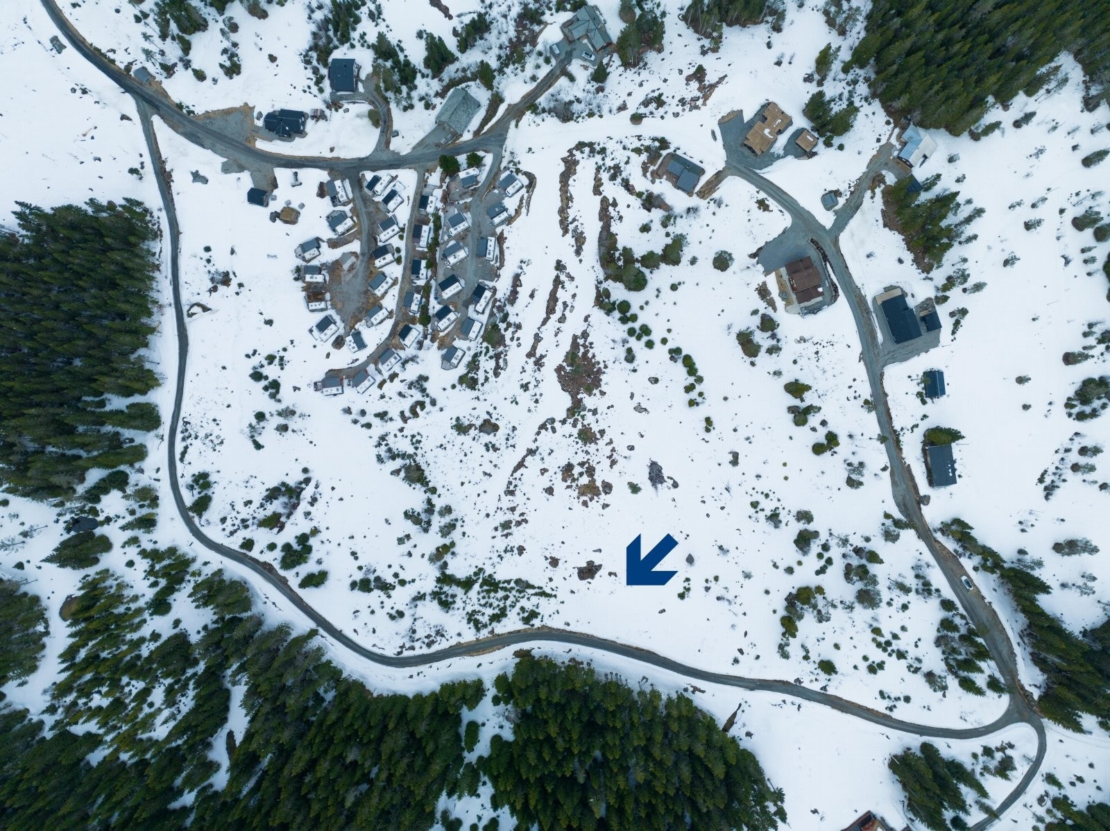 Pil viser ca. hvor tomtene er plassert, se nærmere plassering og grenser på kart Galleribilde