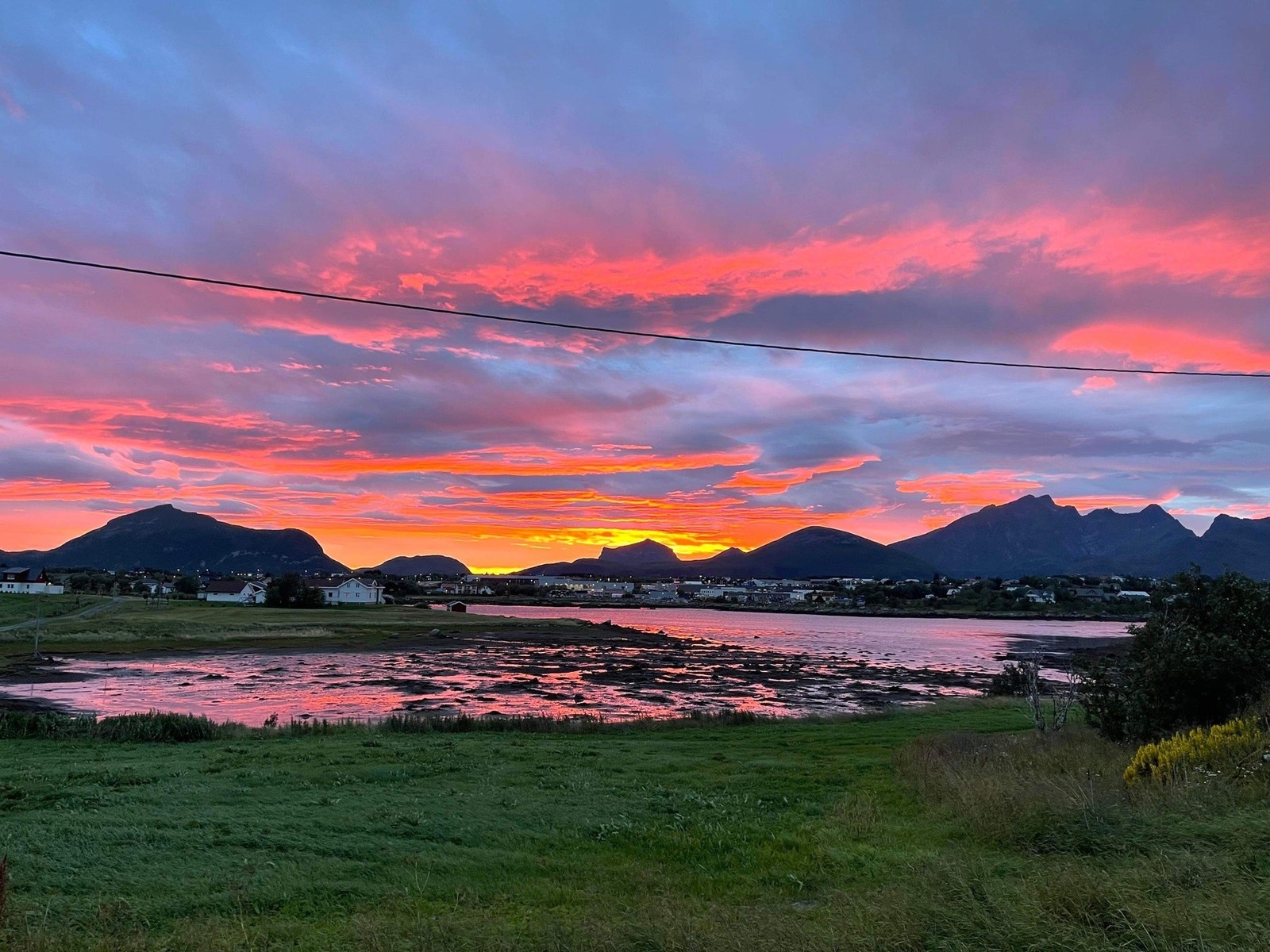Fantastiske sene kvelder med solnedgang bak fjellene. Galleribilde