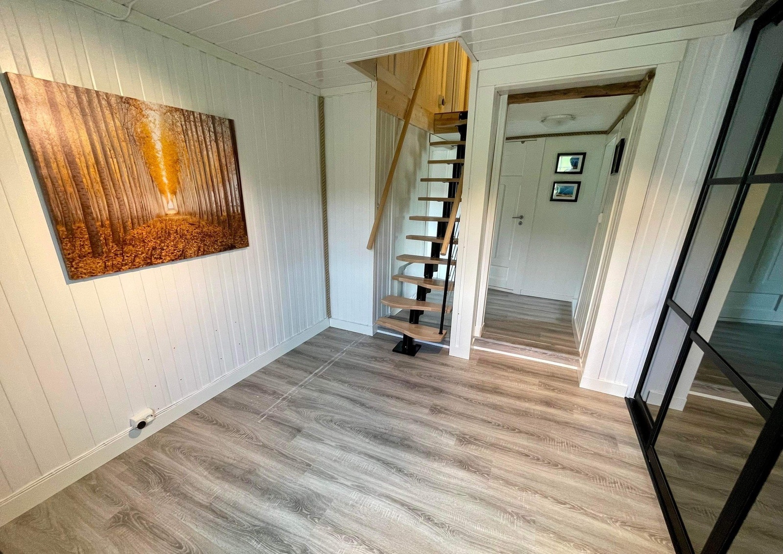 Skyvedørsgarderobe i speil - Stilfull trapp til loftet. Galleribilde