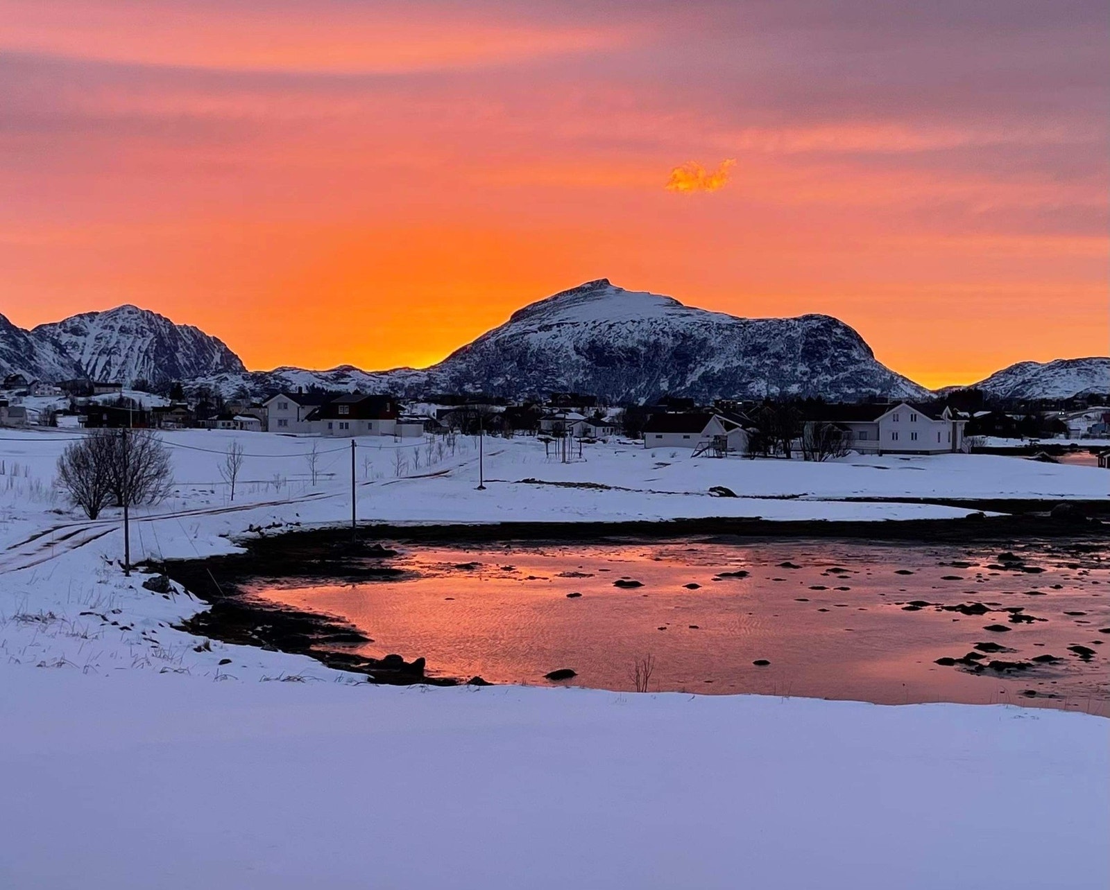 Svært gode solforhold der sola skinner til nesten midnatt om sommeren. Galleribilde