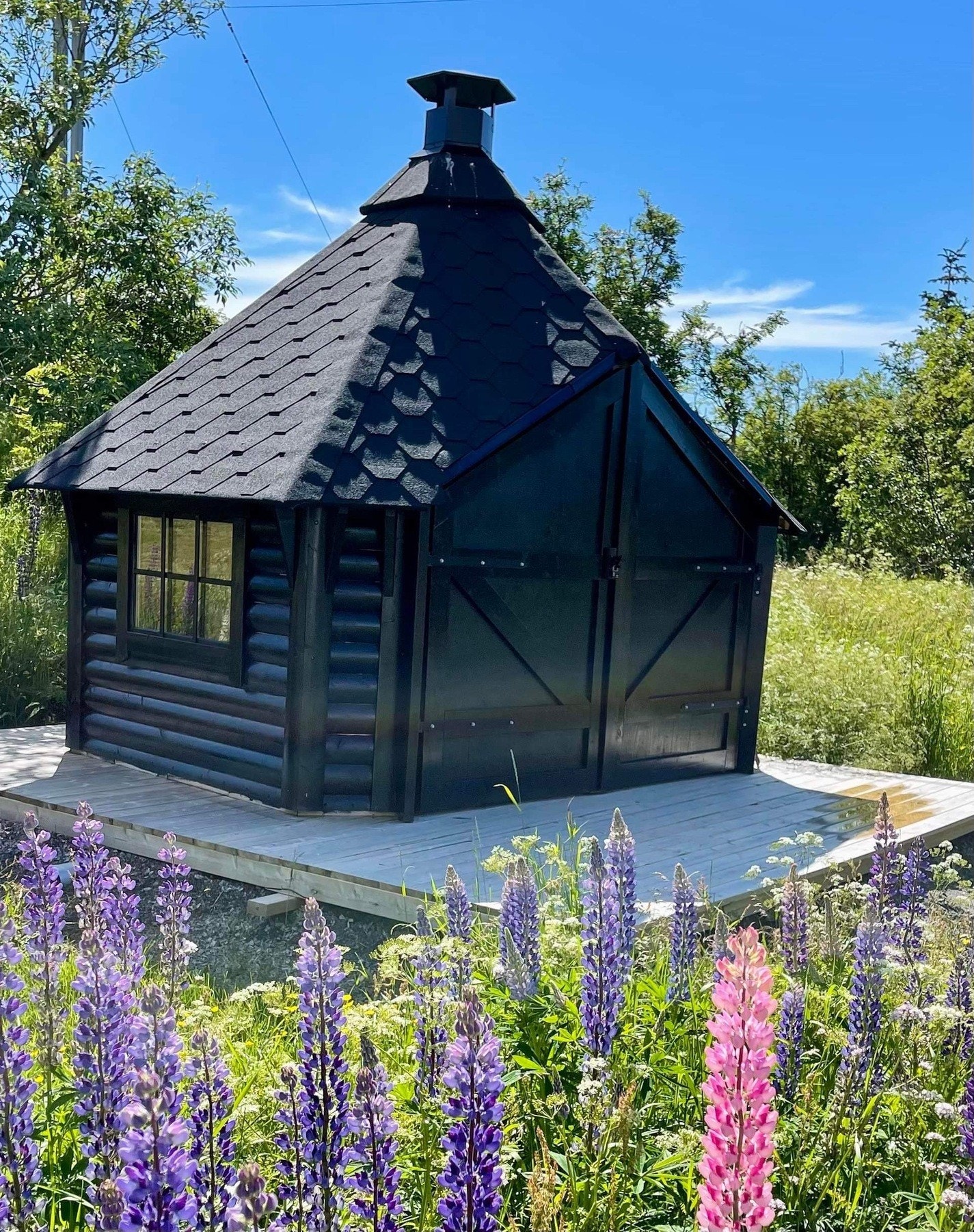 Egen grillhytte med platting rundt. Galleribilde