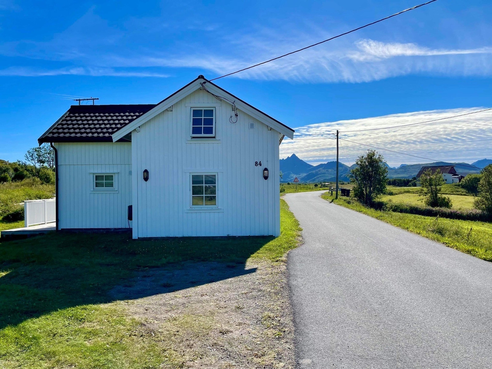 Veien har lite trafikk da det er en blindvei. Ved veis ende går du videre til vakre Holsøya, der du kan nyte strender og fordype deg i Vikingehistorien. Galleribilde