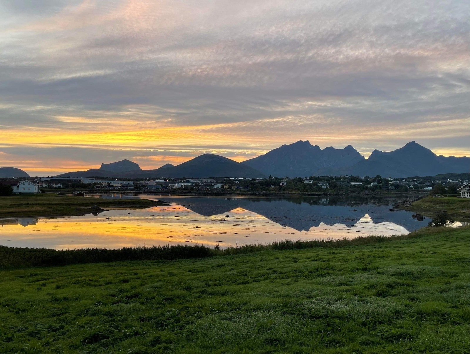 Leknes er på andre siden av sjøen - mengder av fjellturer innen 10 minutter bilkjøring. I bakgrunnen skimtes Himmeltindan, Holandsmælen, Mannen og Veggen. Galleribilde