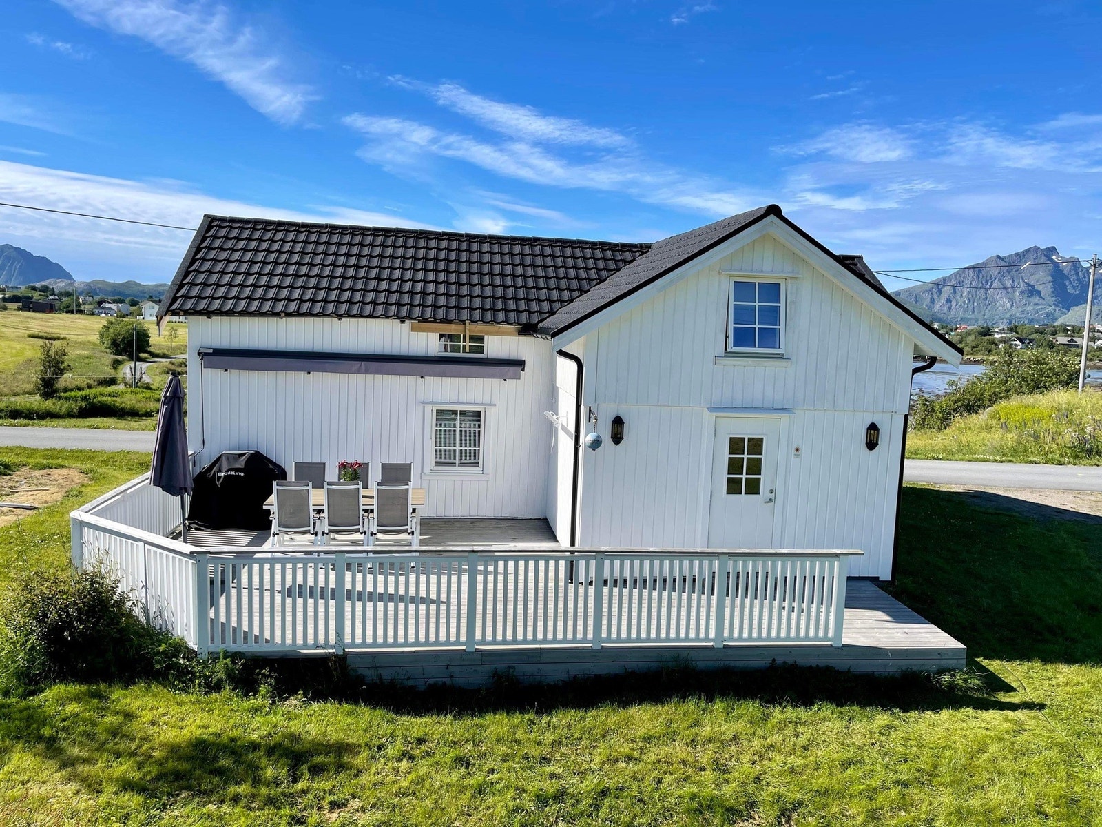 Romslig terrasse som ligger i lé av nordavinden. Her kan du være helt usjenert, ingen innsyn fra veien. Galleribilde
