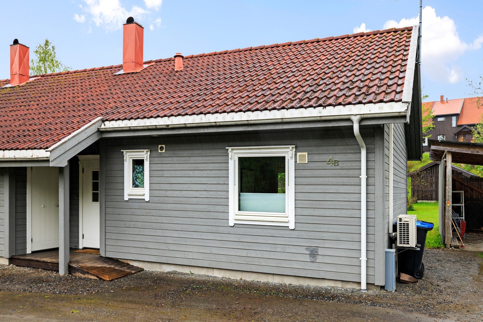 Tilnærmet flat opparbeidet tomt med gruset innkjørsel og gårdsplass Galleribilde