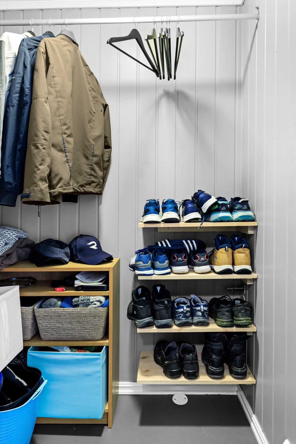 Garderobe ved entré Galleribilde