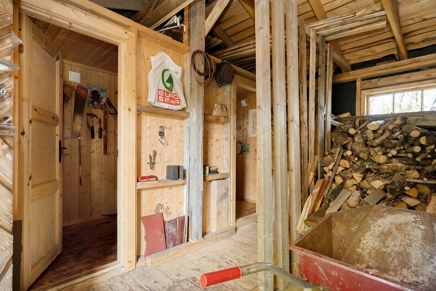 Uthuset har eget rom for badstue med vedovn. Samt eget rom for utedo Galleribilde