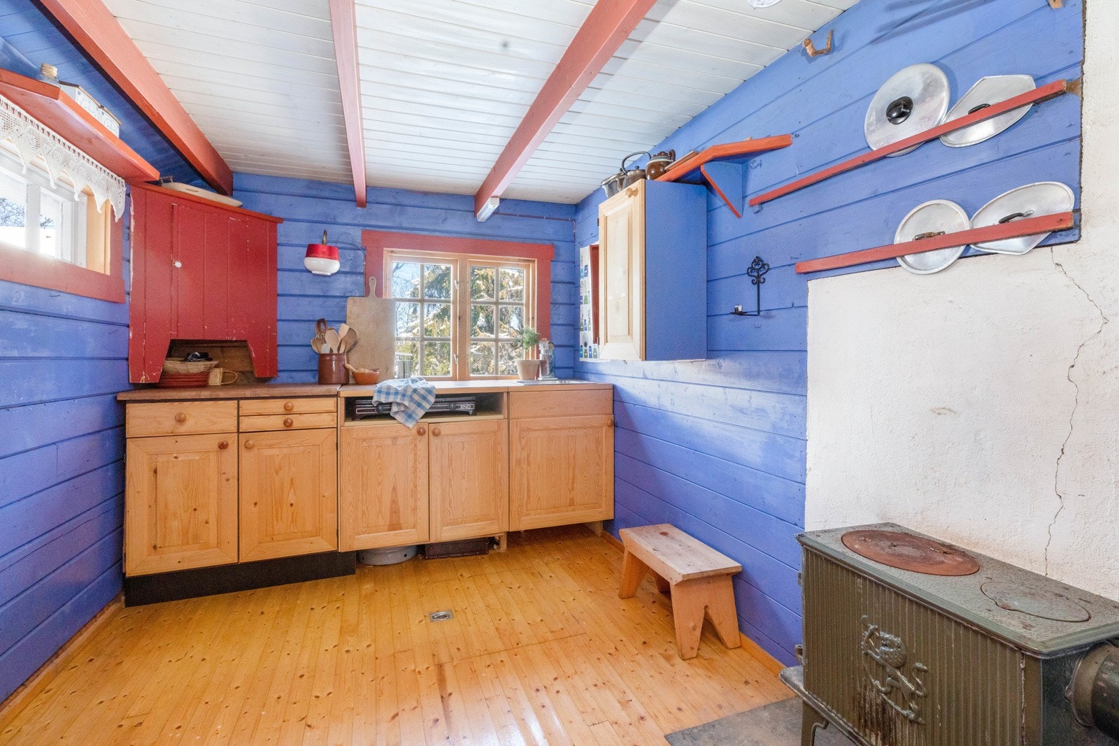 Kjøkkenet har enkel innredning Galleribilde