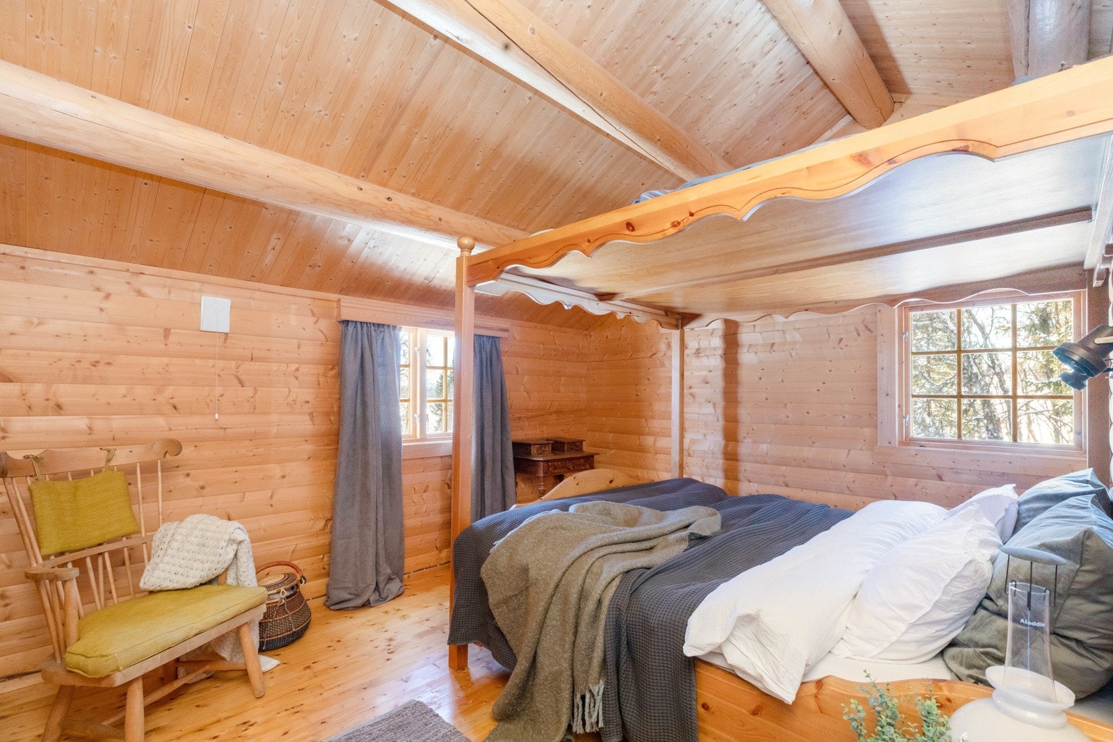 Dette rommet med har himmelseng med mulighet for lagringsplass over Galleribilde