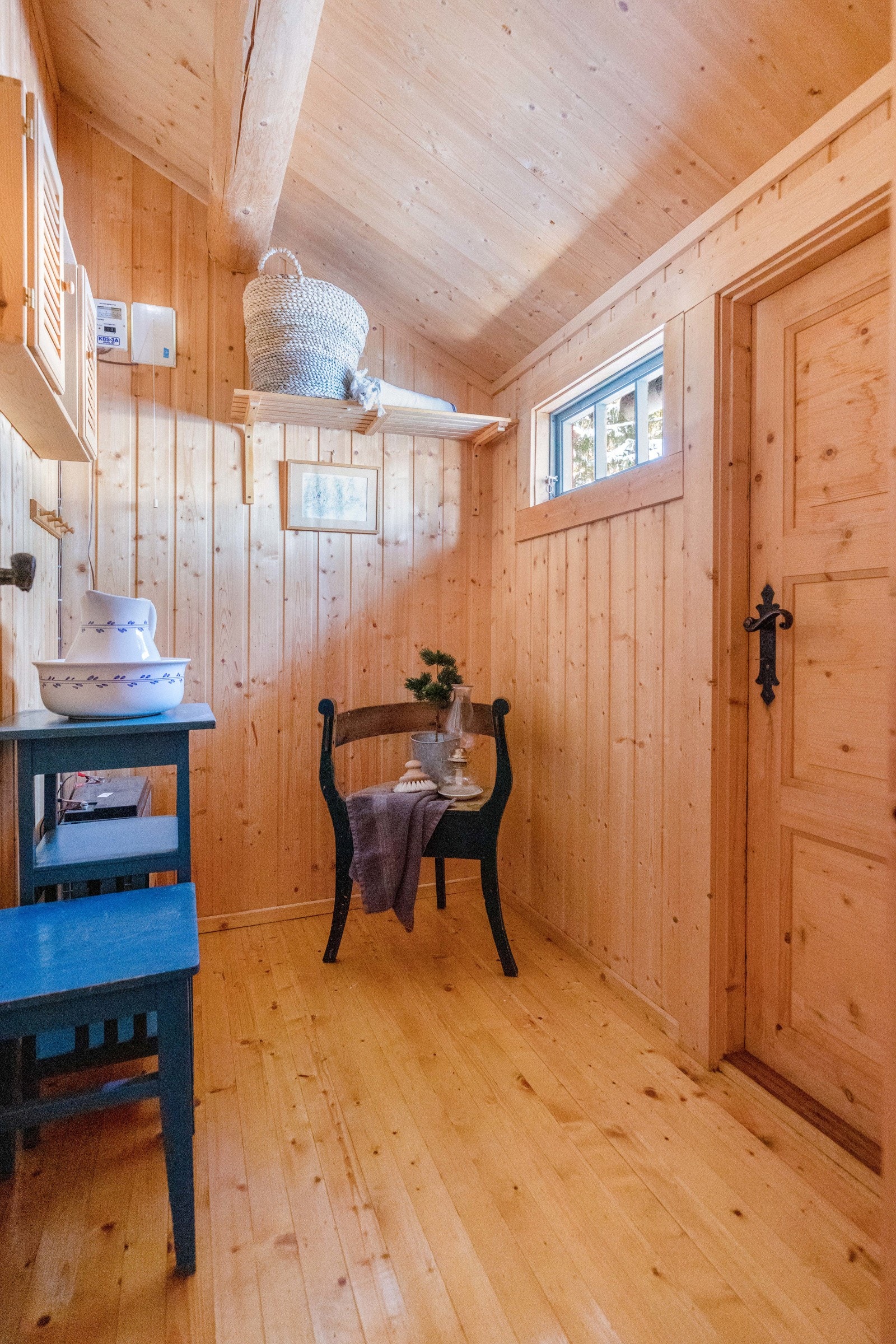 Hytta har to innganger, den ene med adkomst fra det ene soverommet Galleribilde