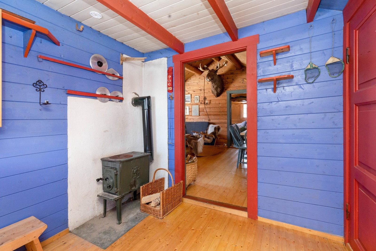 Vedovn på kjøkkenet bidrar til varme Galleribilde