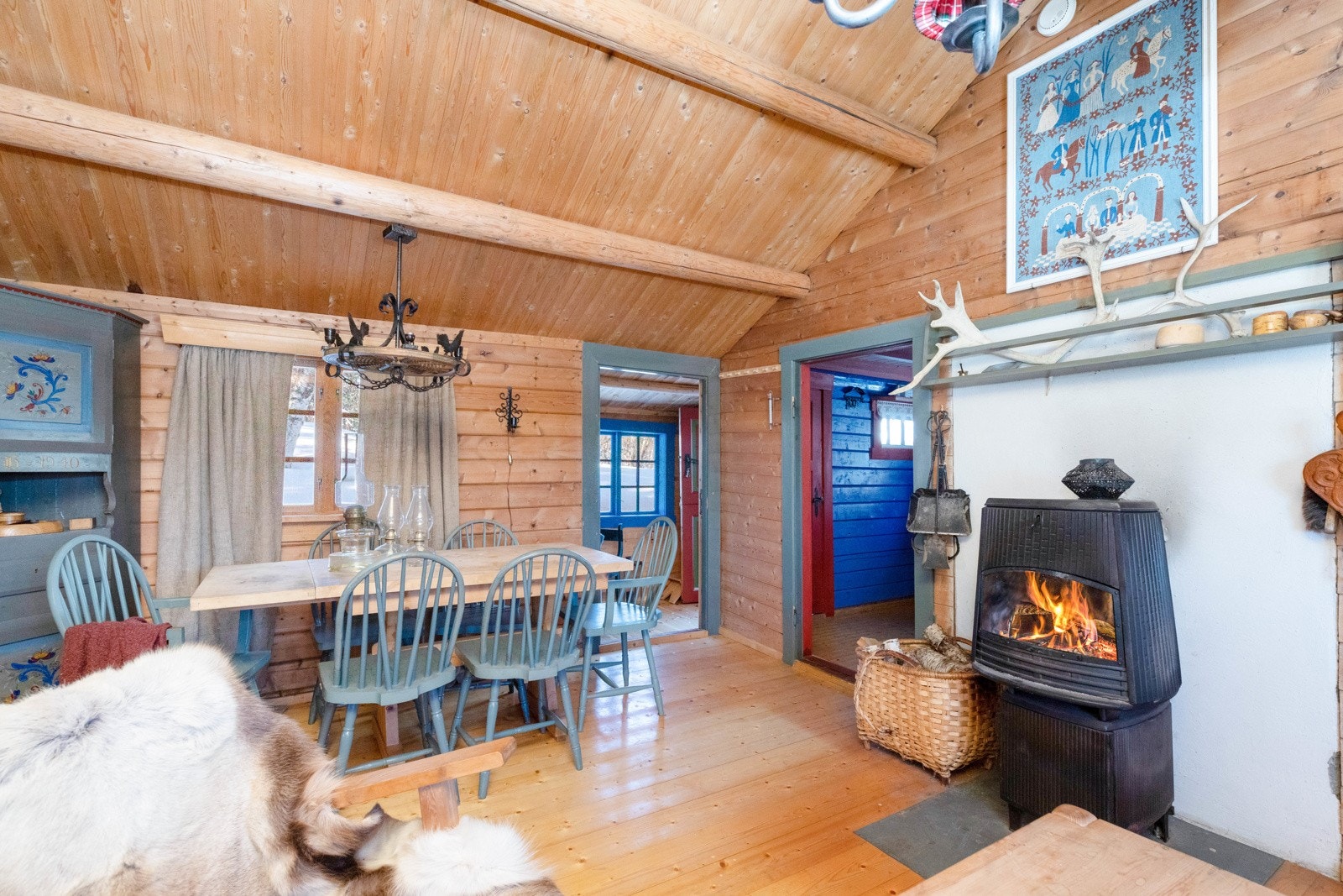 Stuen har god takhøyde og synlige tømmeråser Galleribilde