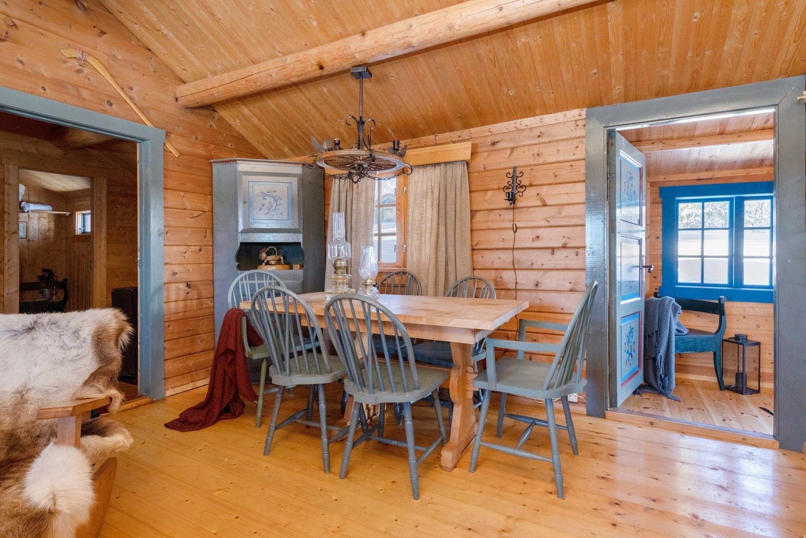 Samle familien til hyggelige måltider på fjellet Galleribilde