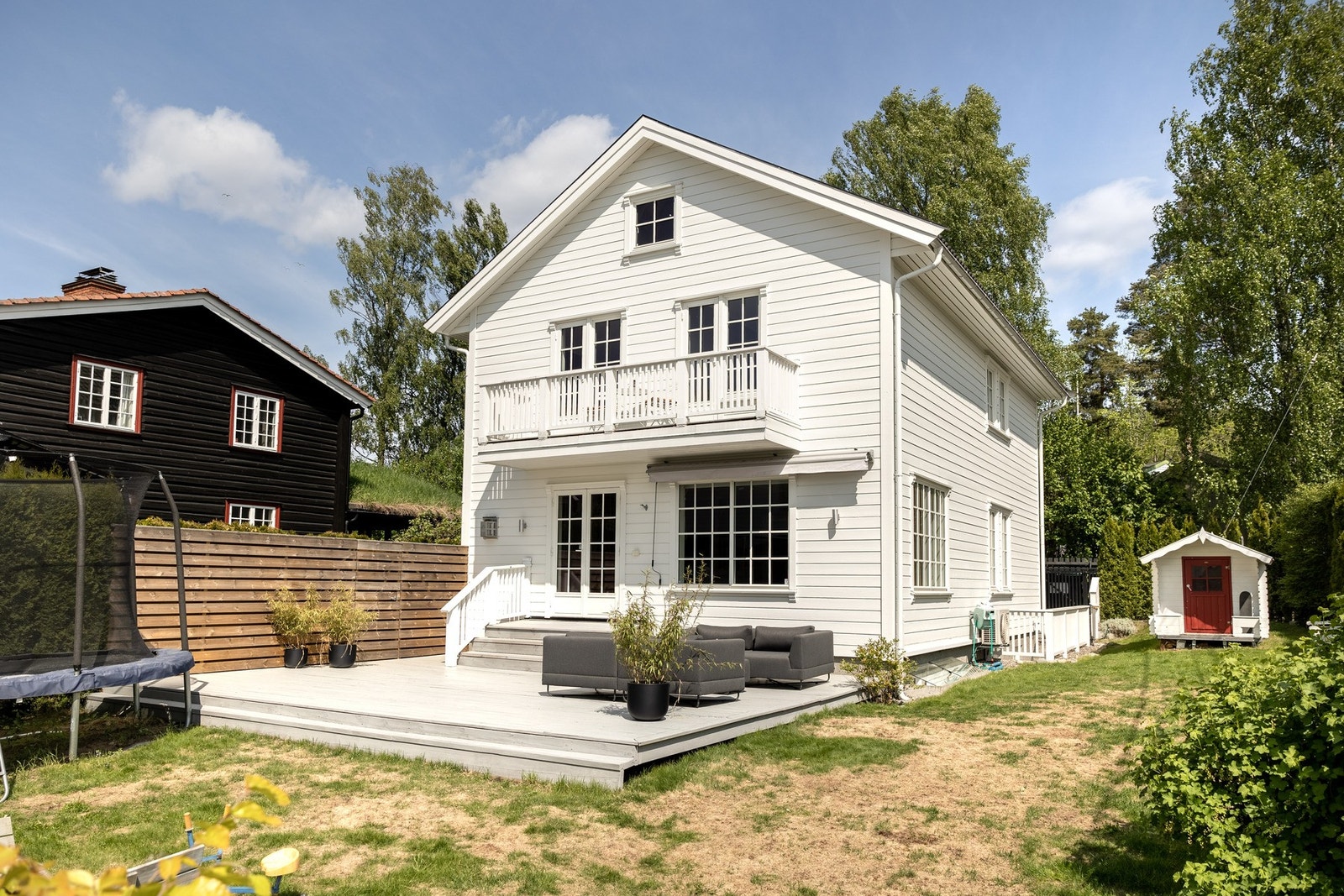 Flott tomt med hage, terrasse, markterrasse og dukkehus/bod. Galleribilde