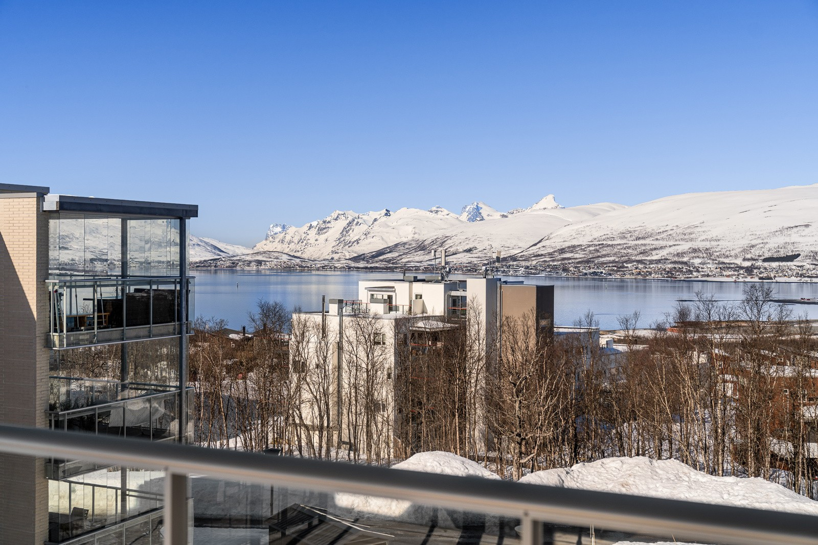 Fantastisk utsikt mot majestetiske fjelltopper på Kvaløya!