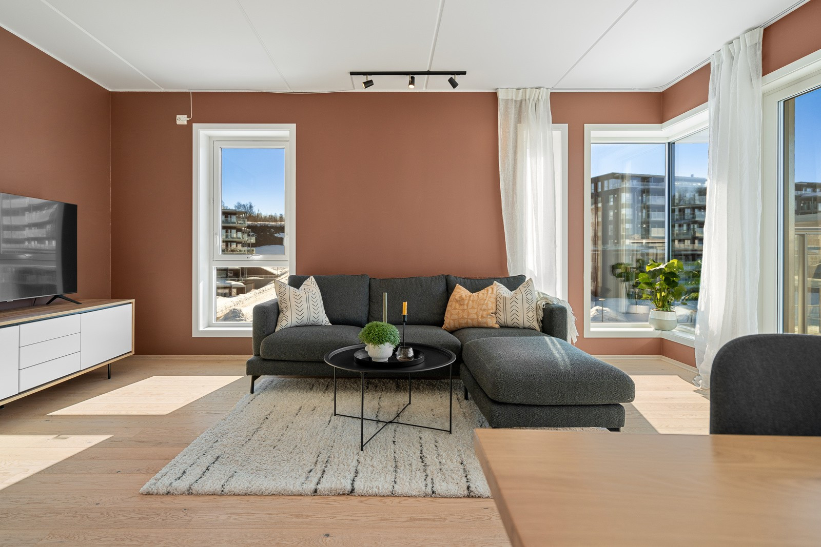 I stuen har du god plass til stor sofa med tilhørende sofabord.