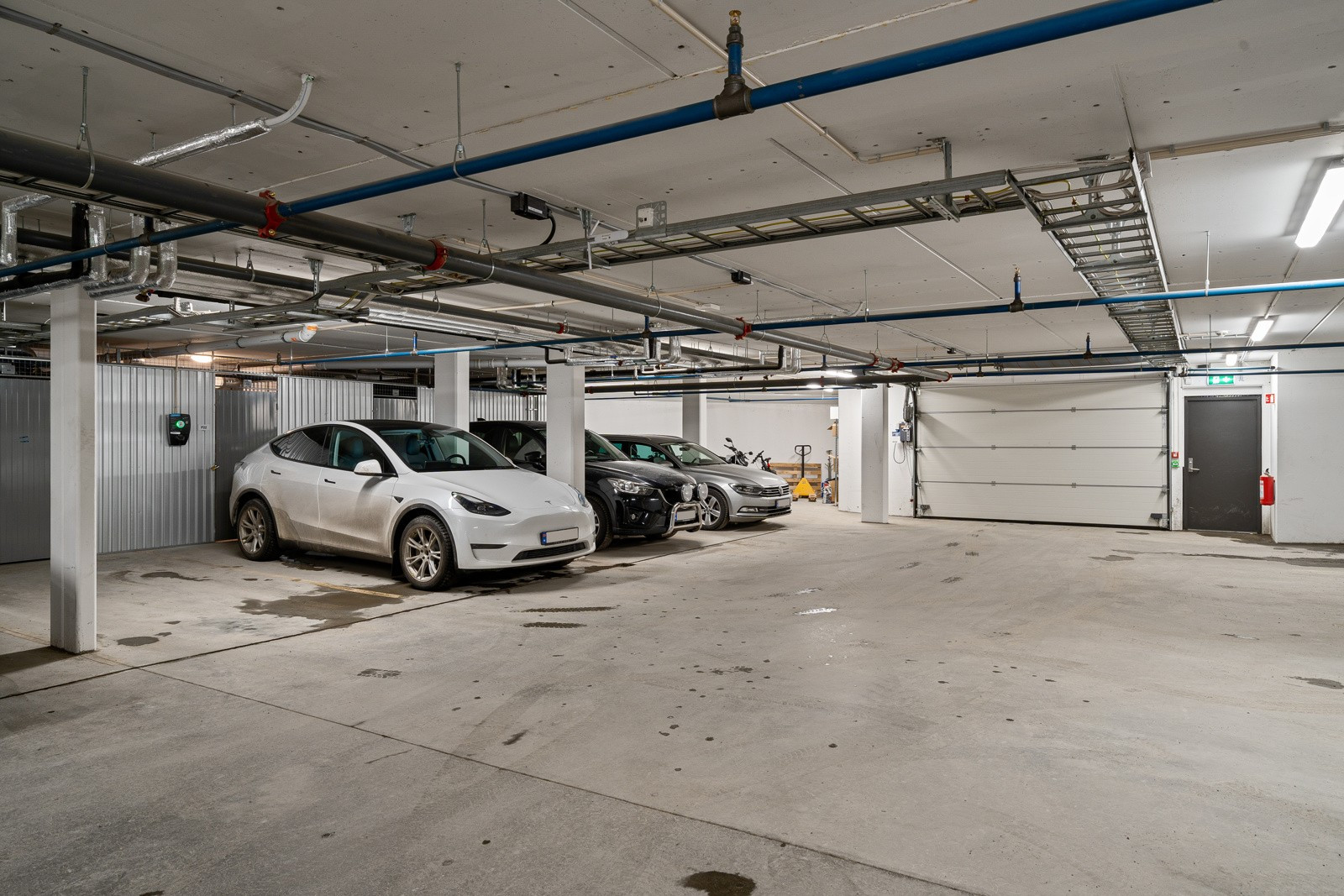 Leiligheten har parkeringsplass med elbil-lader (uten bilheis) i garasjeanlegg.