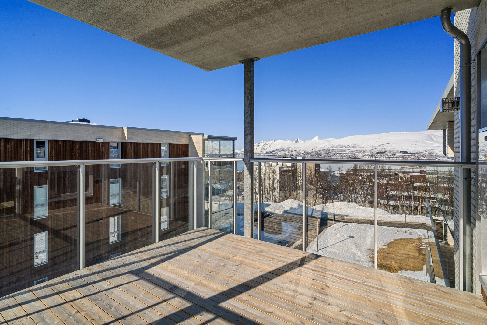 Stor sørvendt veranda med strålende sol- og utsiktsforhold.