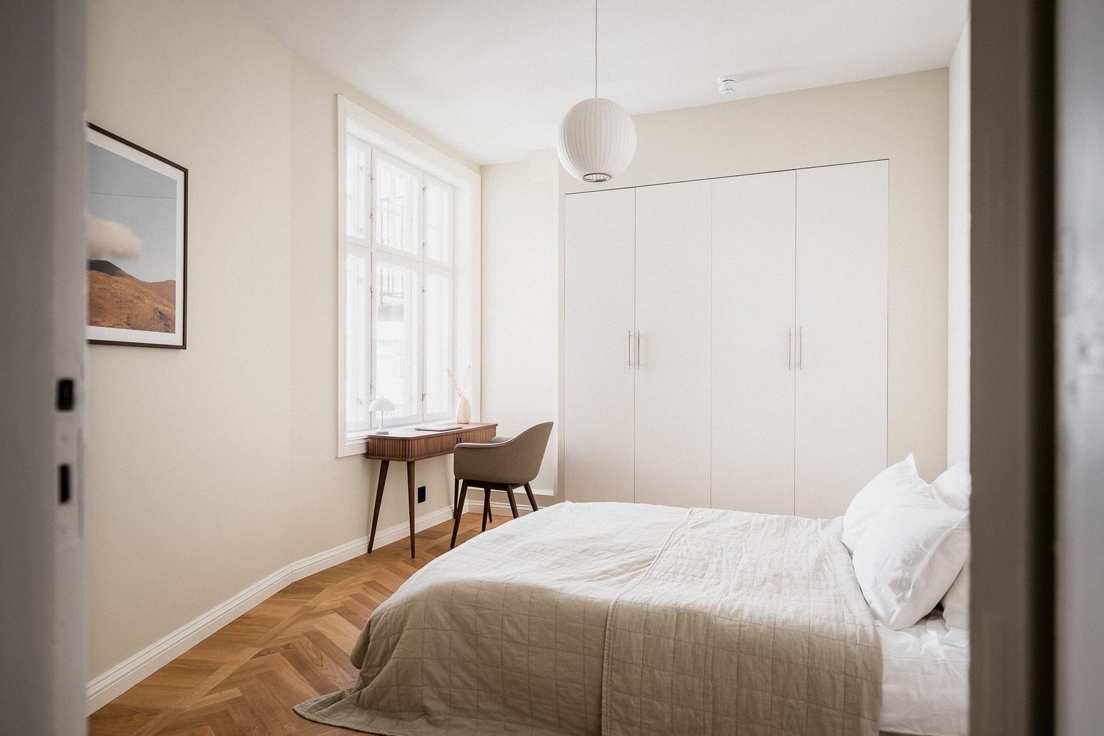 Soverom nr. 2 - romslig innredet med plassbygget garderobe. Galleribilde