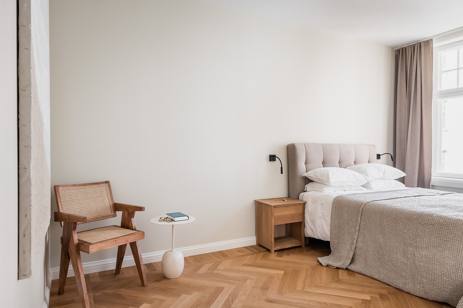 Hovedsoverom med romslig areal, walk-in closet og bad. Galleribilde