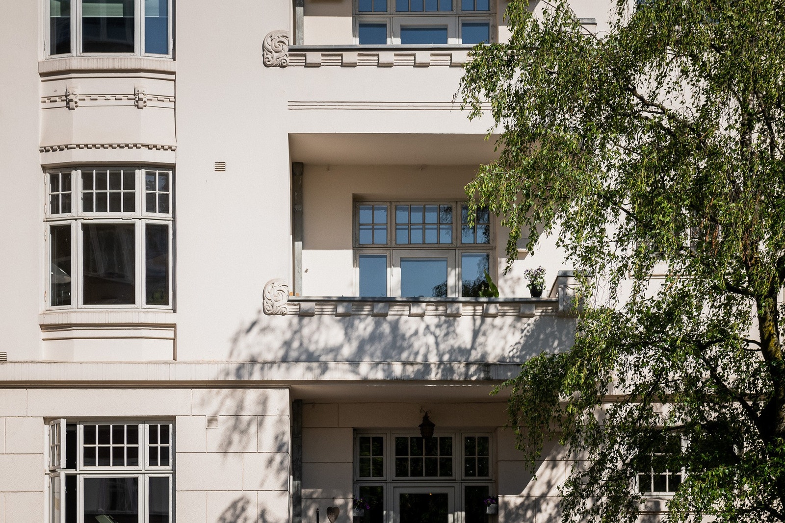Lun og koselig plassering i bygårdens tredje etasje. Galleribilde