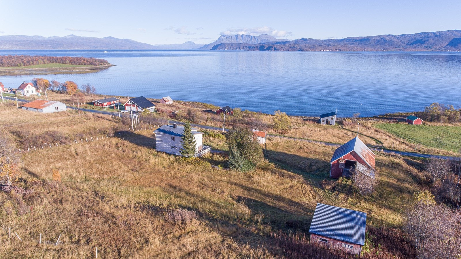 Vangsveien 266 er en stor eiendom med bolighus, fjøs og garasje. Galleribilde