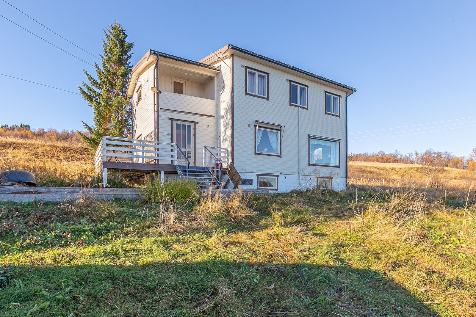 Huset går over to etasjer samt kjeller. Galleribilde