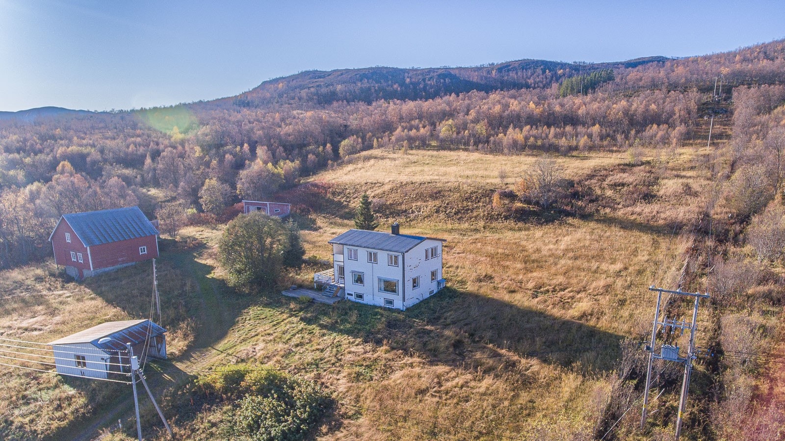 På eiendommen er det eldre enebolig, fjøs, garasje og redskapsbod. Galleribilde