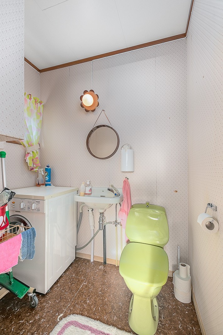Bad med toalett og opplegg for vaskemaskin. Galleribilde