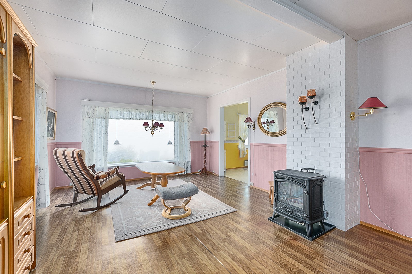 Stuen er romslig og gode muligheter for møblering. Galleribilde