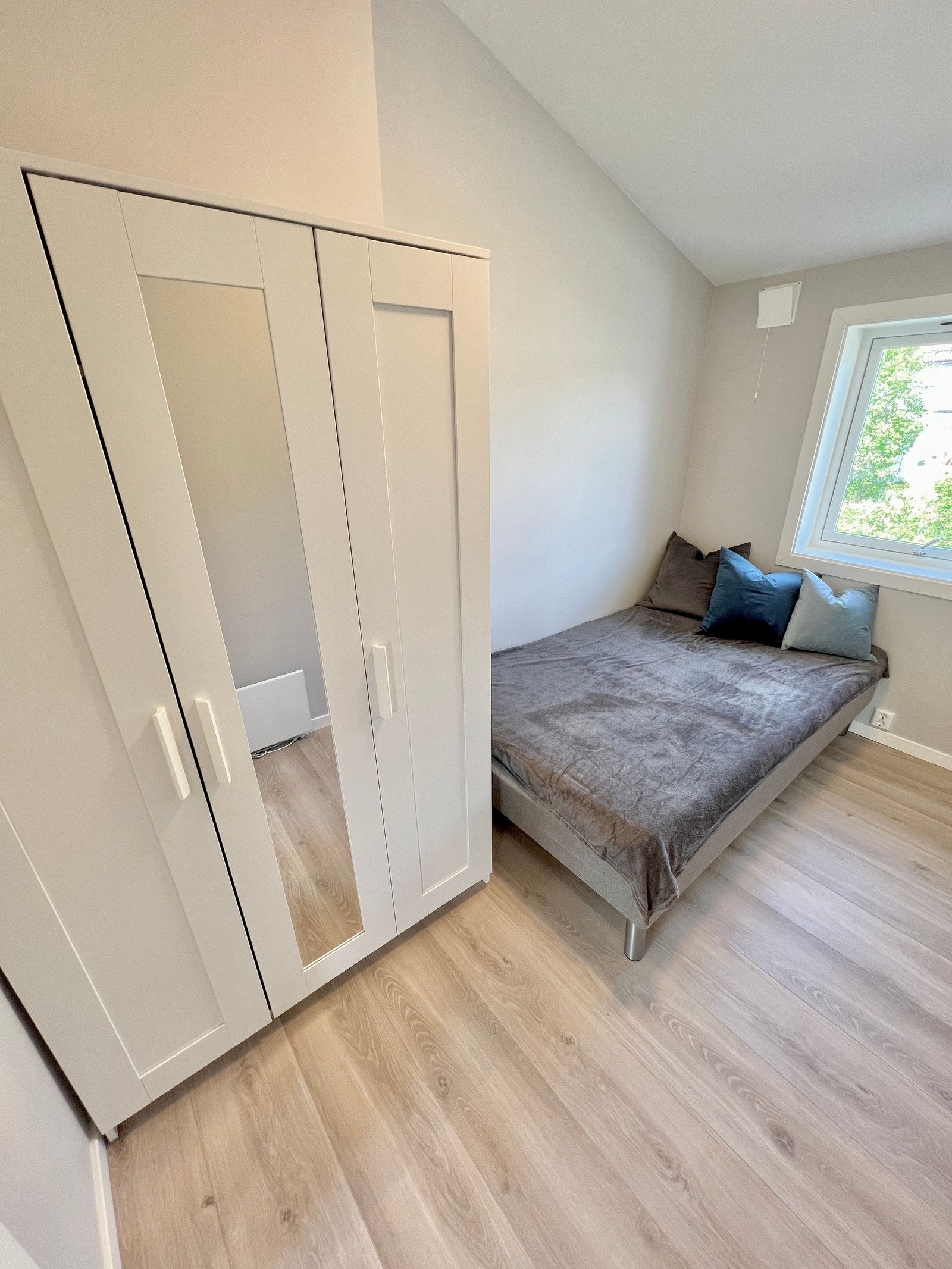 Soverom med romslig garderobeskap Galleribilde