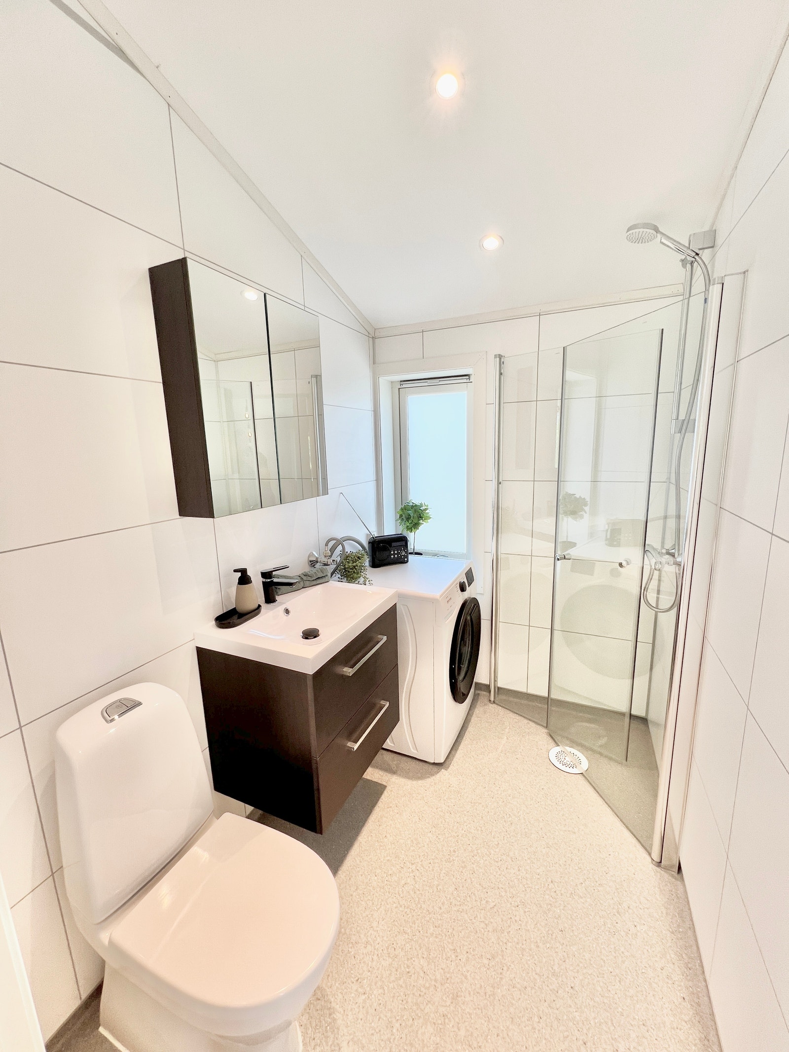 Bad med varmekabler og vaskemaskin Galleribilde