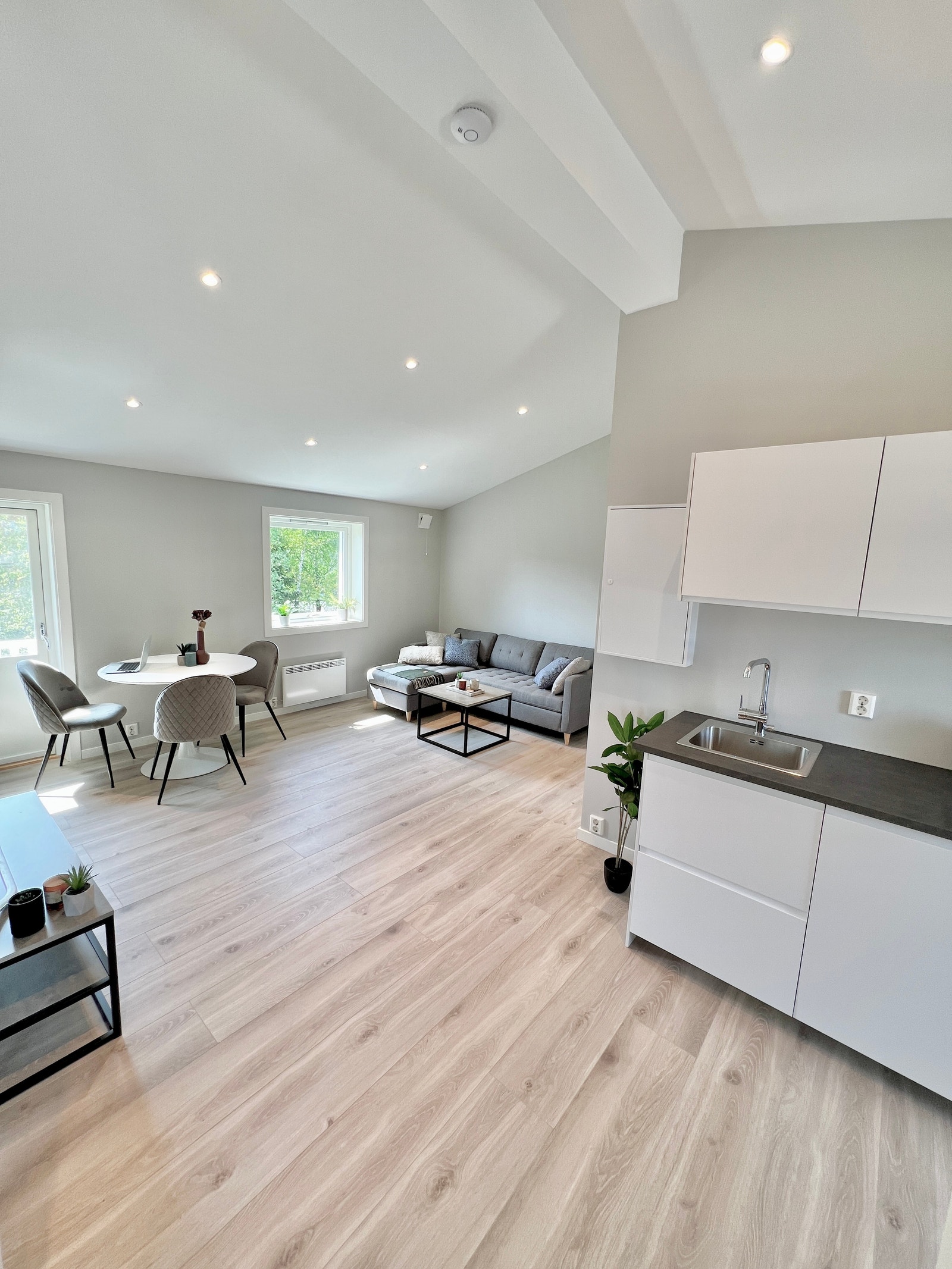 Åpen kjøkkenløsning med god takhøyde i hele rommet Galleribilde