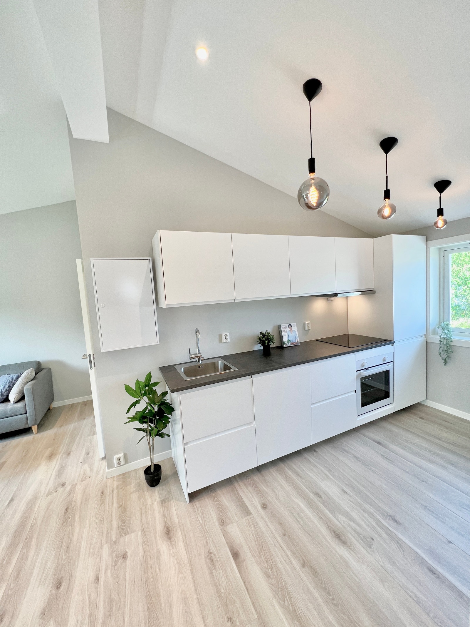 Kjøkken med alle hvitevarer og god lagringsplass Galleribilde