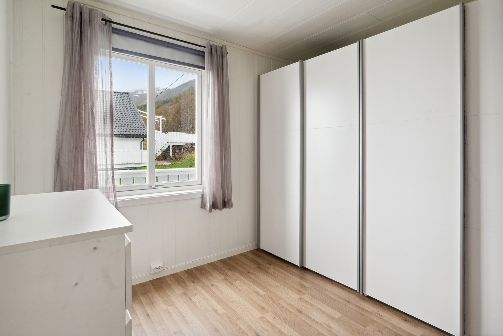 Soverommet har tilhørende walk-in closet Galleribilde