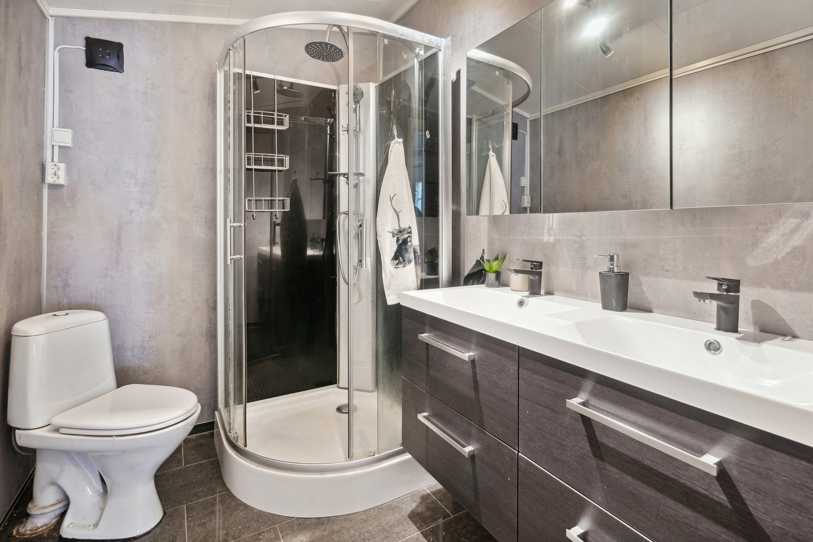 Bad med moderne innredning og dusjkabinett Galleribilde