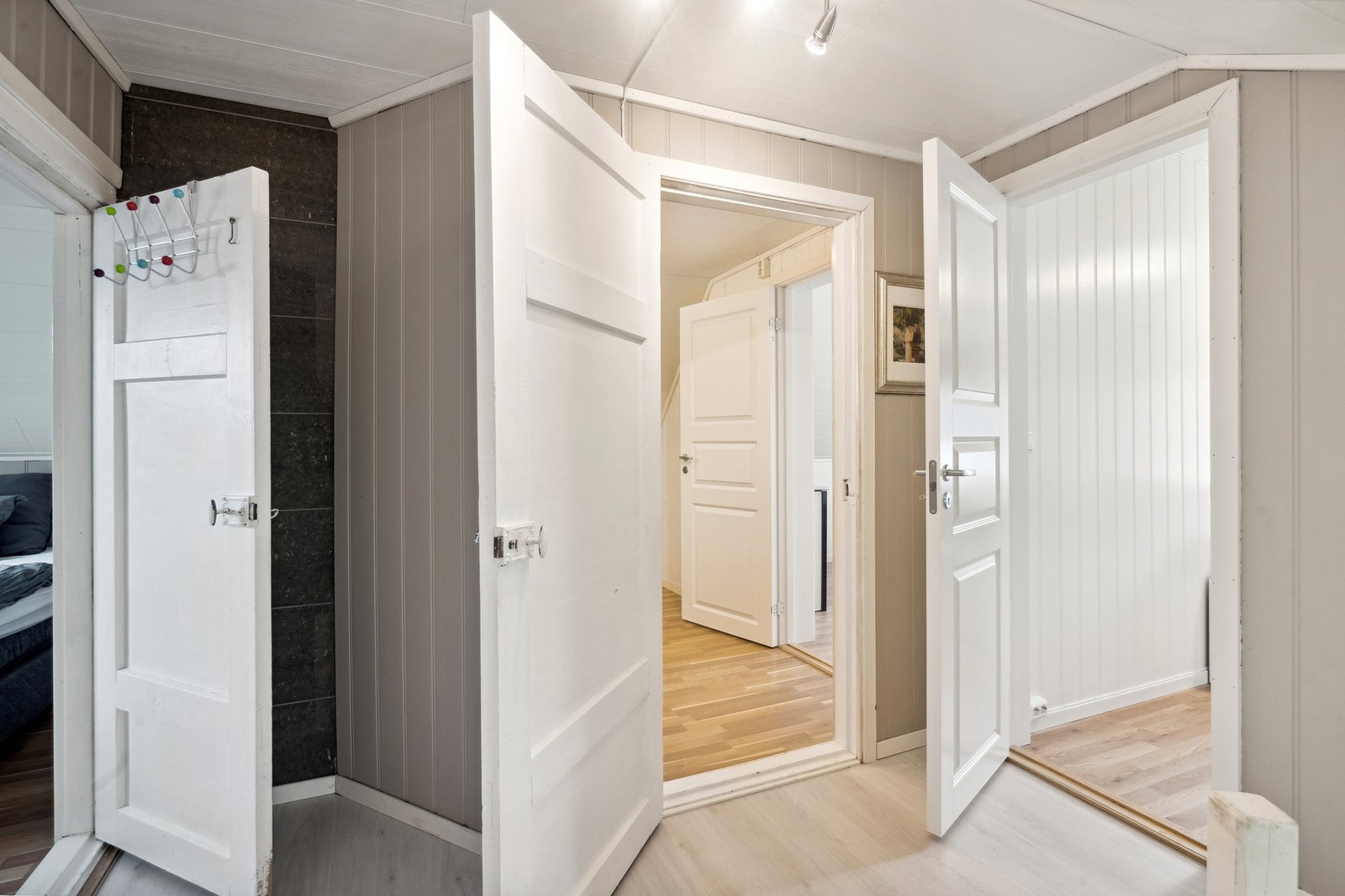 I 2.etasje finner du gang, 3 soverom og kontor Galleribilde