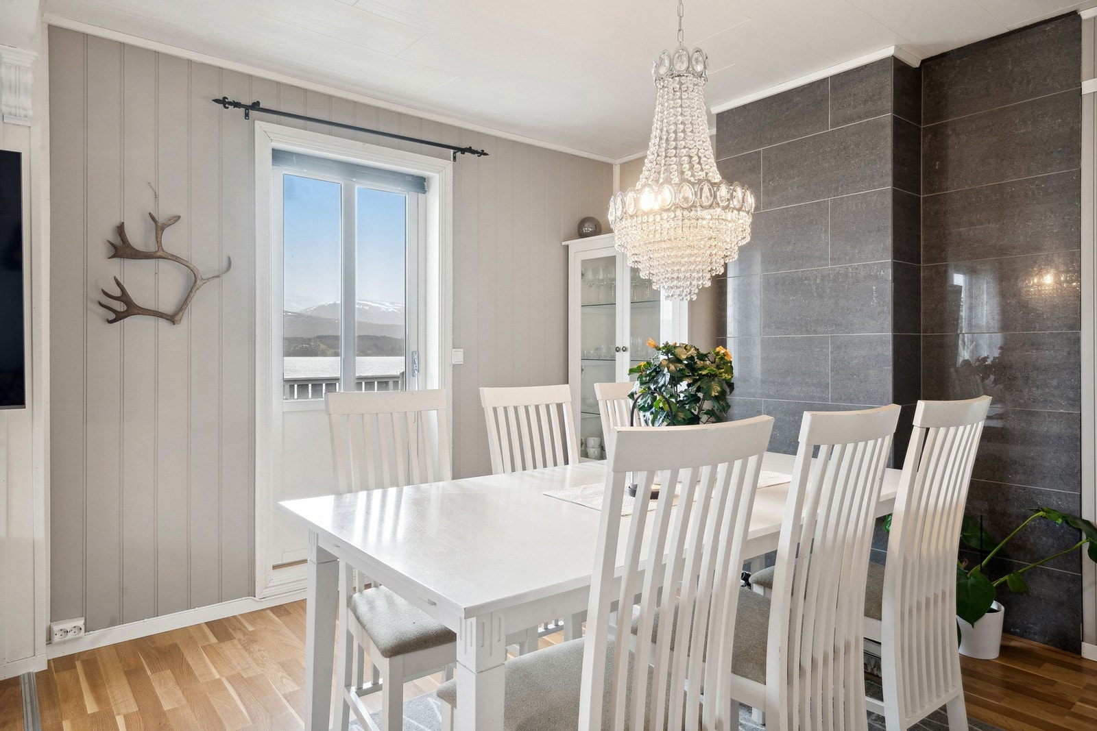 Fra spisestuen er det dør ut til veranda Galleribilde