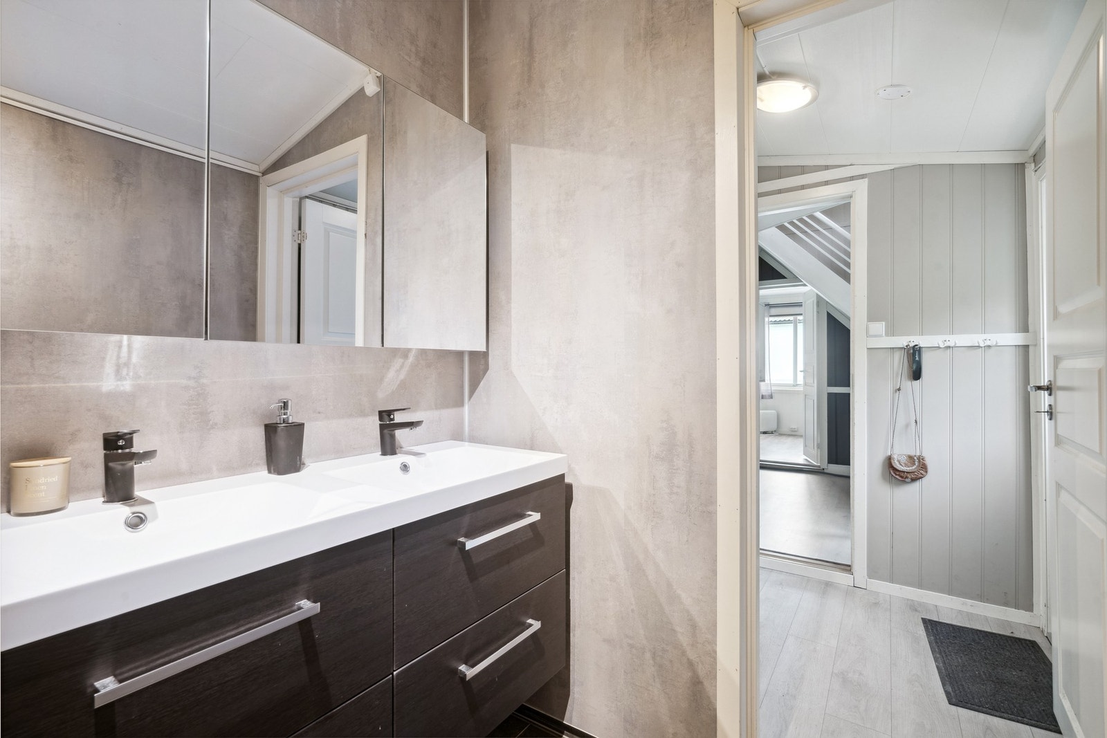 Romslig baderomsinnredning Galleribilde