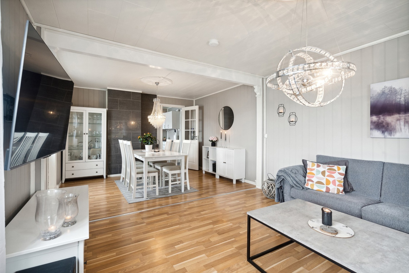 Åpen løsning mellom stue og spisestue Galleribilde