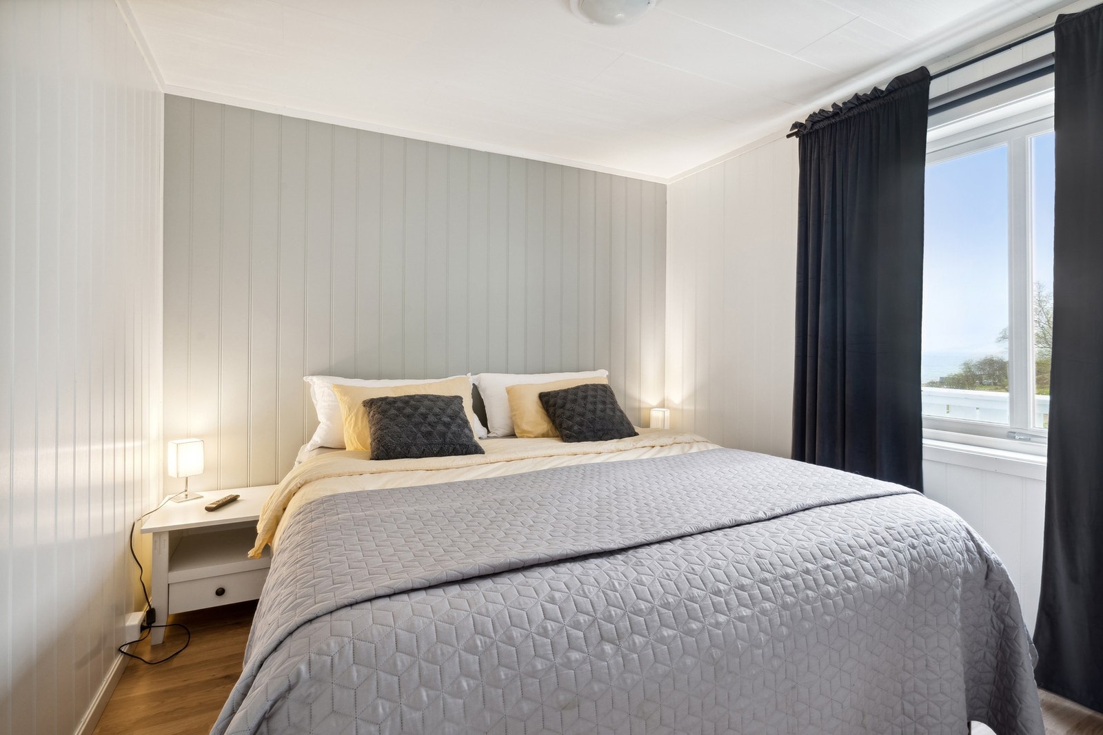 Soverommet har lyse tidløse overflater Galleribilde