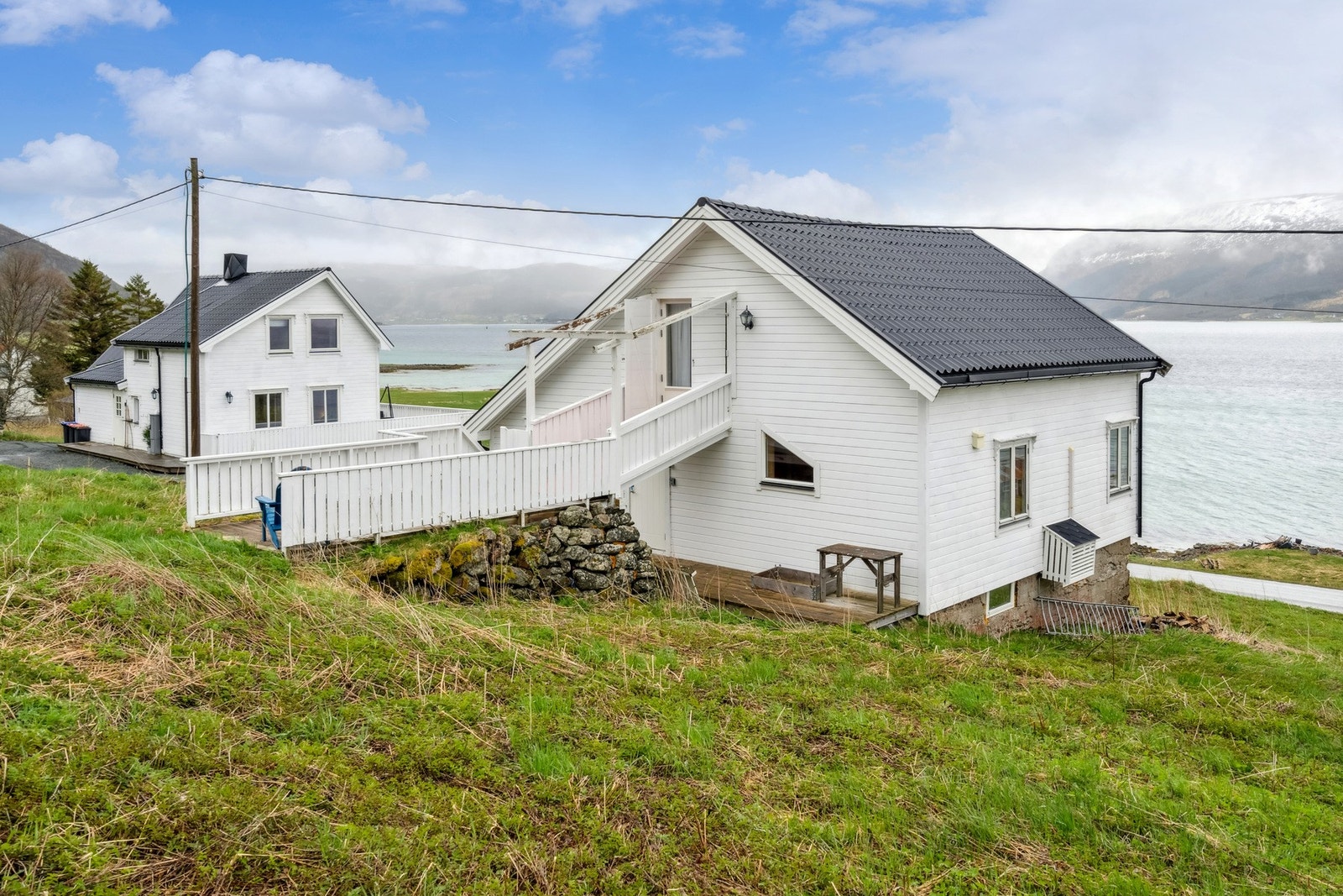 En stor eiendom på 17,9 mål beliggende i naturskjønne omgivelser i Hårvika i Tjeldsund kommune med nydelig utsikt Galleribilde